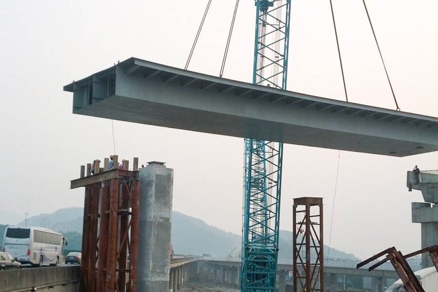 Pont à poutres-caissons en acier sur la section de passage à niveau de l'autoroute de Chuanshan à Haosifang, Ningbo